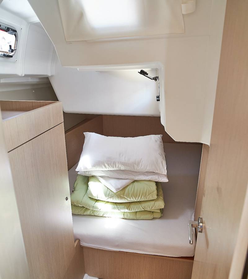 Oceanis 38.1, La Rose | Yacht Charter Croatia