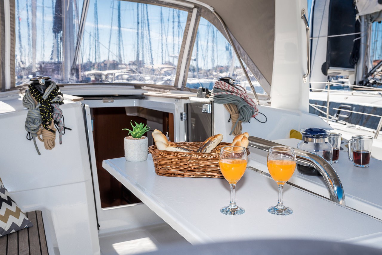 Oceanis 38.1, Simple Minds | Yacht Charter Croatia