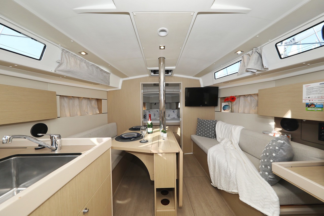 Oceanis 38.1, Angel07 | Yacht Charter Croatia