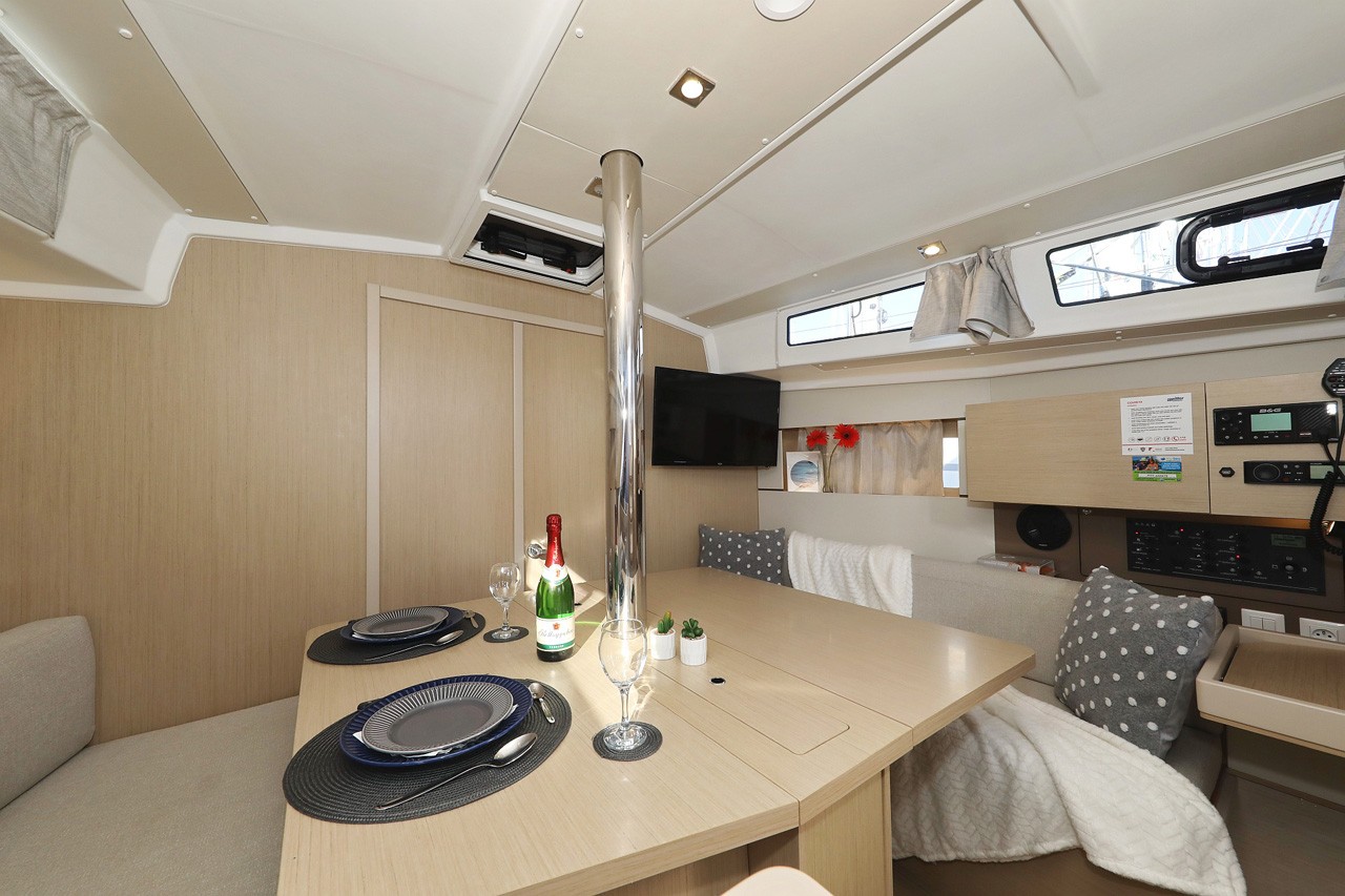 Oceanis 38.1, Angel07 | Yacht Charter Croatia