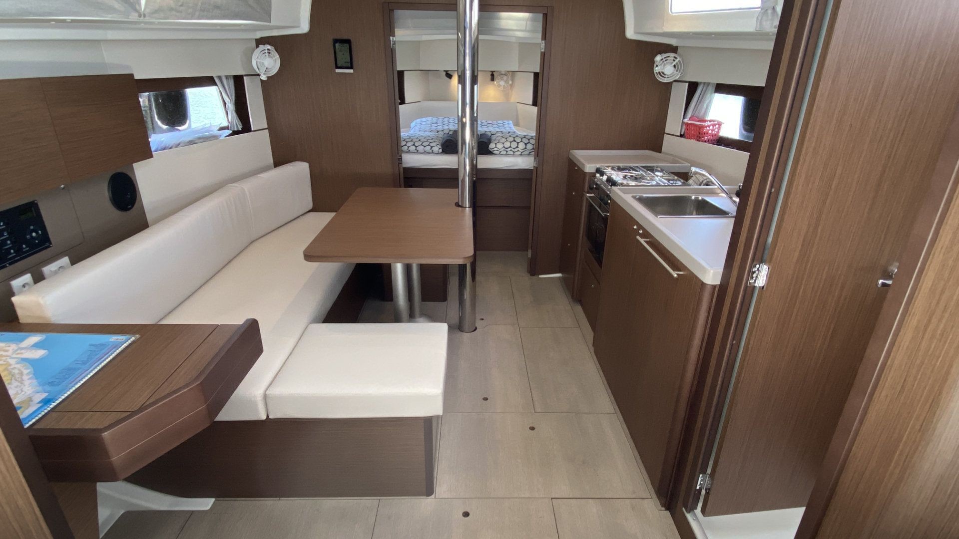 Oceanis 38.1, Maja | Yacht Charter Croatia