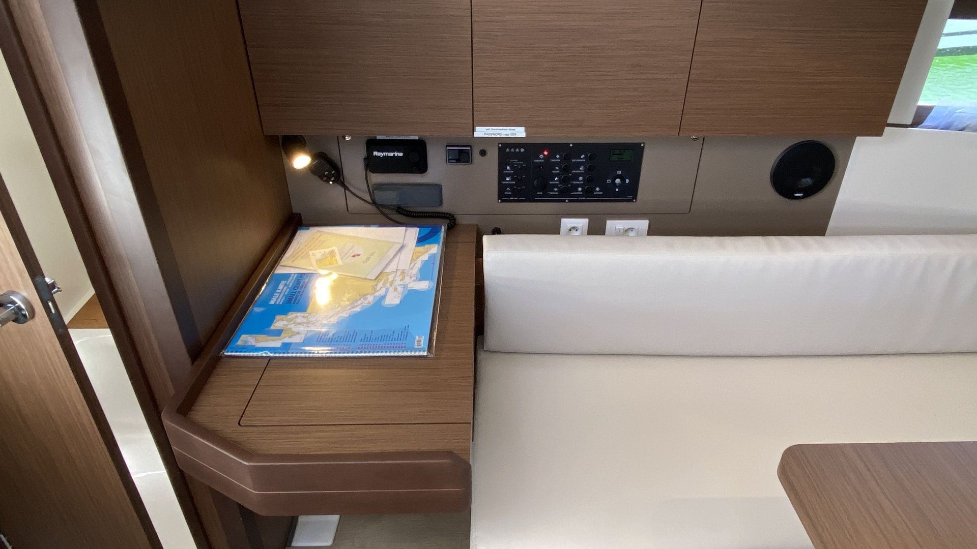Oceanis 38.1, Maja | Yacht Charter Croatia