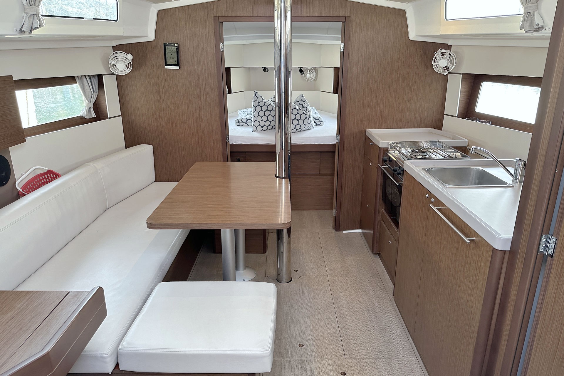 Oceanis 38.1, Flip | Yacht Charter Croatia
