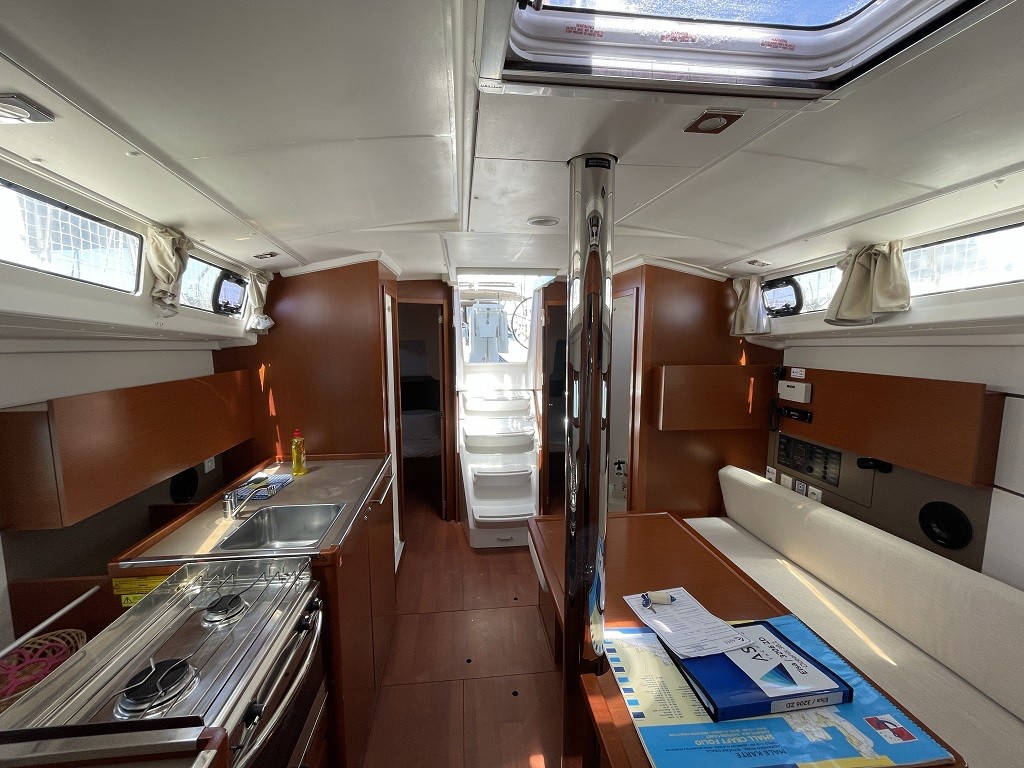 Oceanis 38.1, Aura | Yacht Charter Croatia