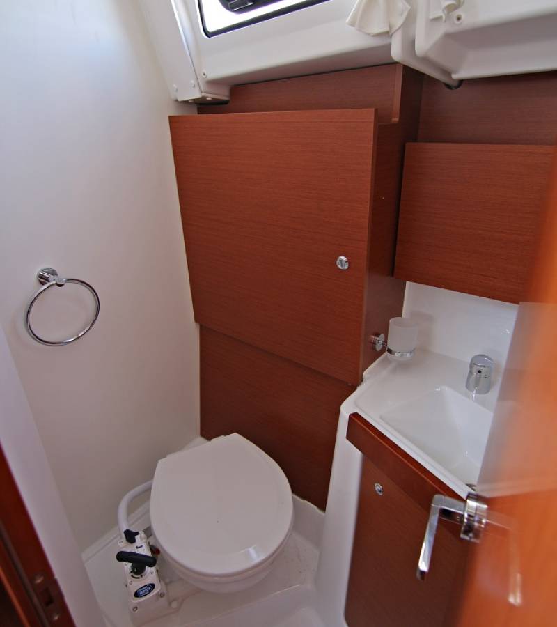 Oceanis 38.1, Aura | Yacht Charter Croatia