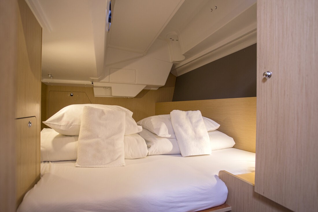 Oceanis 38.1, Bellagio | Yacht Charter Croatia