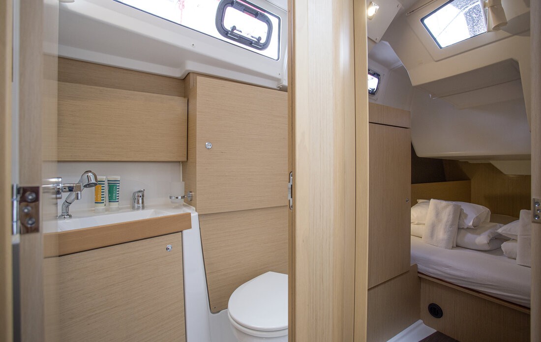 Oceanis 38.1, Bellagio | Yacht Charter Croatia