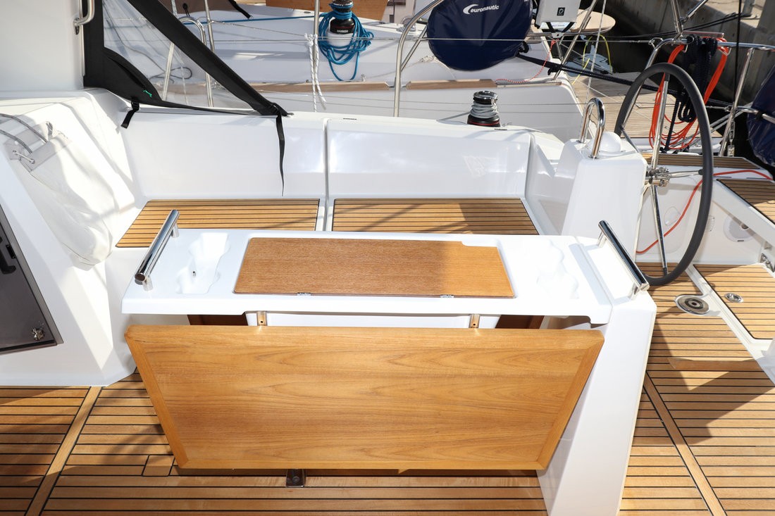 Oceanis 38.1, Dama | Yachtcharter Kroatien