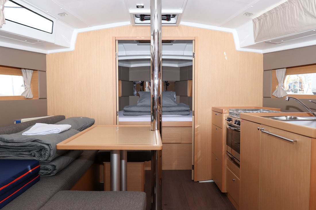 Oceanis 38.1, Dama | Yachtcharter Kroatien