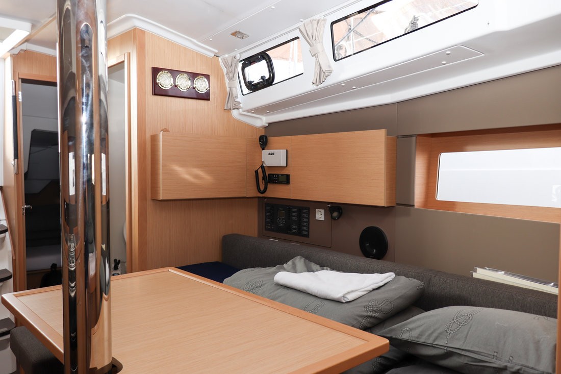 Oceanis 38.1, Dama | Yachtcharter Kroatien