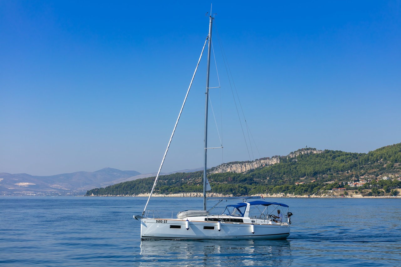 Oceanis 38.1, Anima Maris II | Yacht Charter Croatia