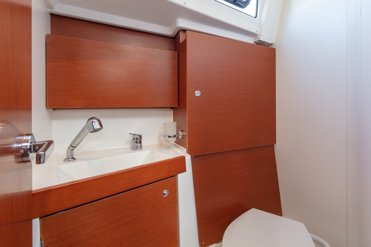 Oceanis 38.1, Anima Maris II | Yacht Charter Croatia