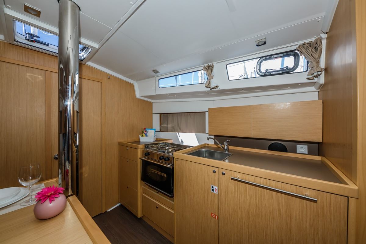 Oceanis 38.1, Obsession | Yacht Charter Croatia