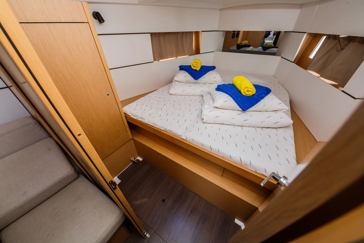 Oceanis 38.1, Obsession | Yacht Charter Croatia
