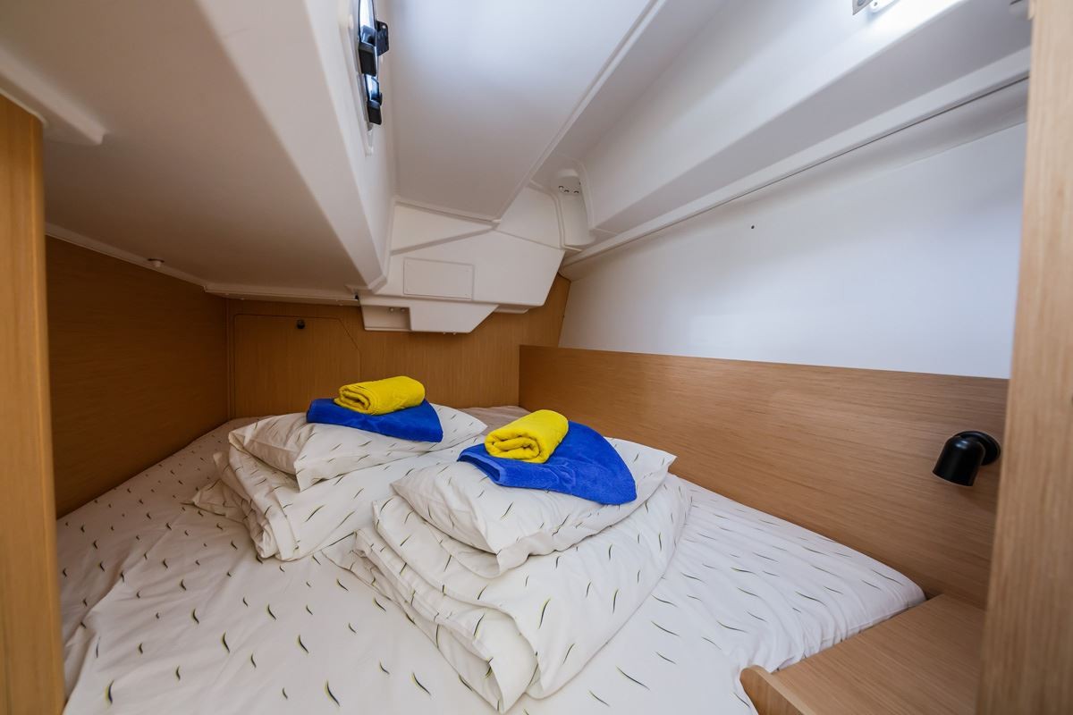 Oceanis 38.1, Obsession | Yacht Charter Croatia