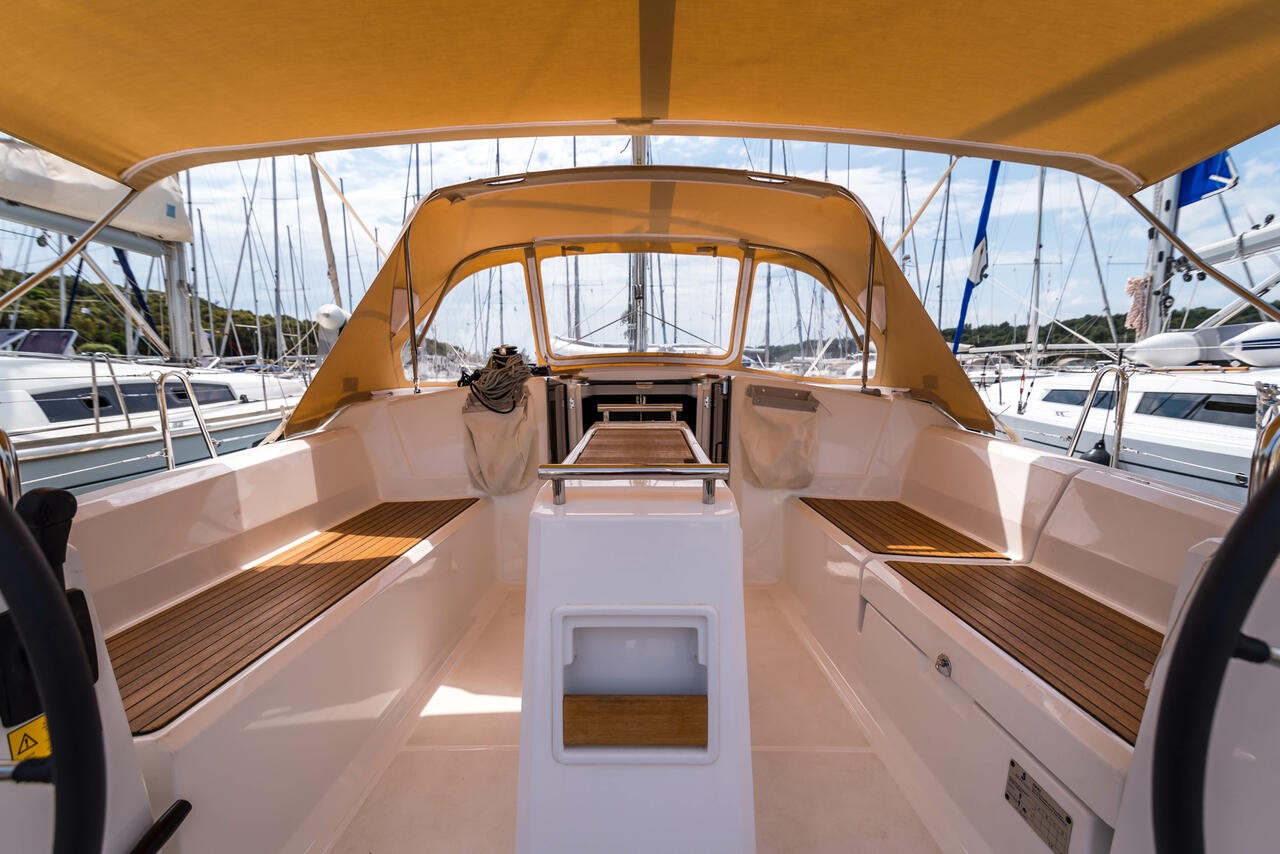 Oceanis 38.1, Hydra | Yacht Charter Croatia