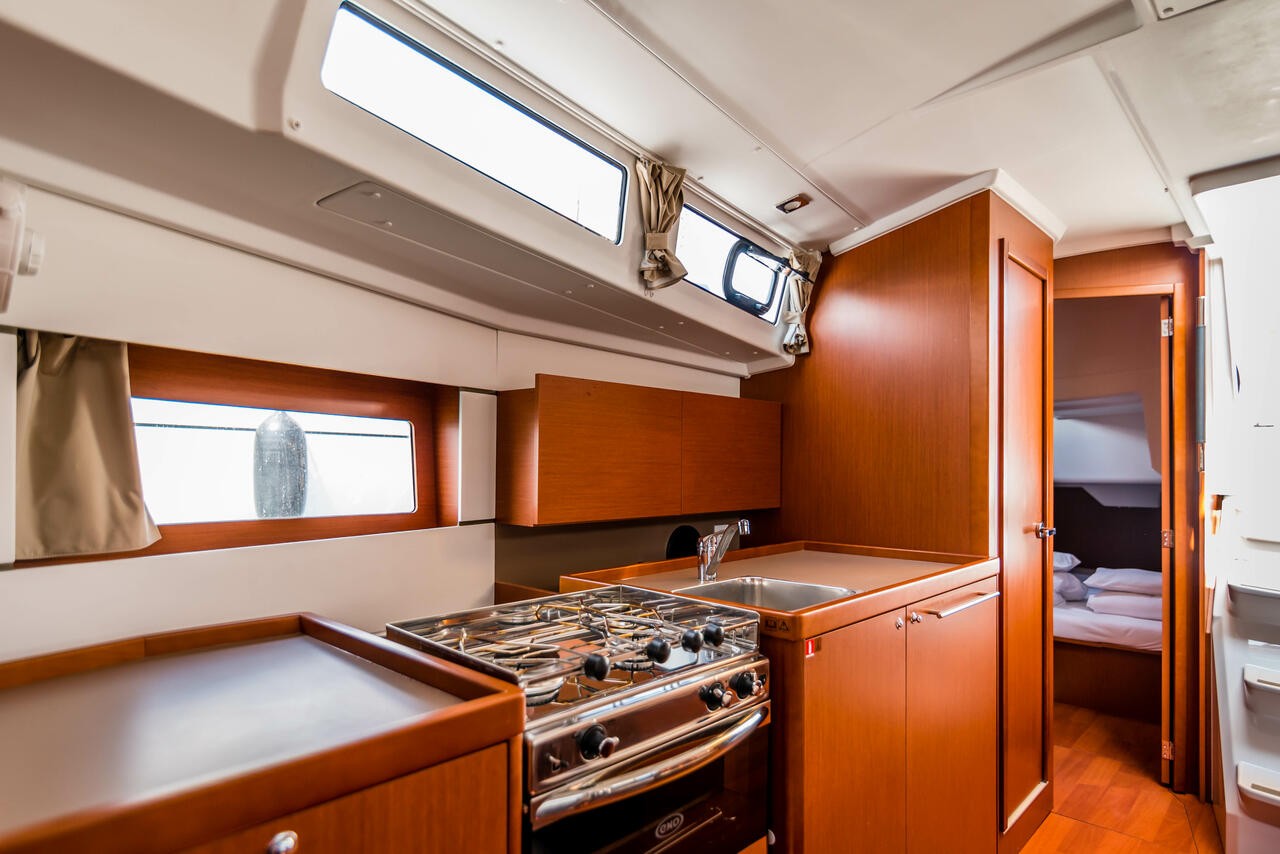 Oceanis 38.1, Hydra | Yacht Charter Croatia