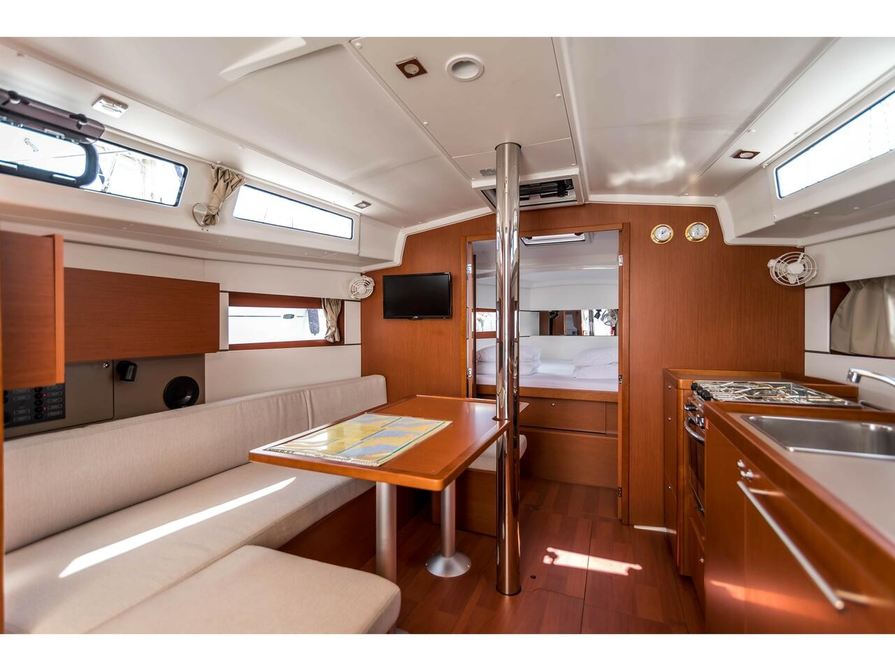 Oceanis 38.1, Hydra | Yacht Charter Croatia
