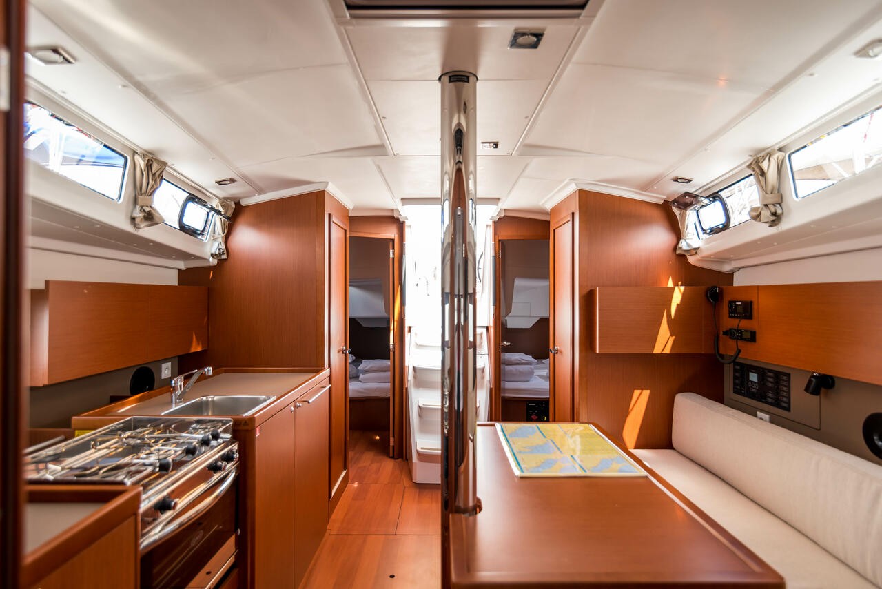 Oceanis 38.1, Hydra | Yacht Charter Croatia