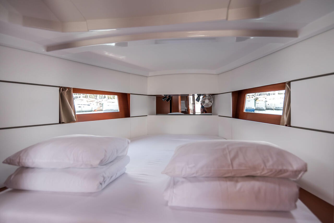Oceanis 38.1, Hydra | Yacht Charter Croatia