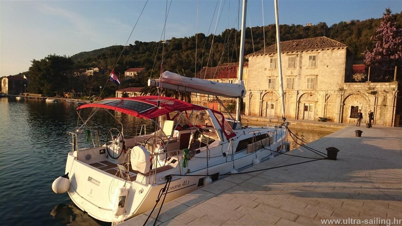 Oceanis 38.1, Luce | Yacht Charter Croatia