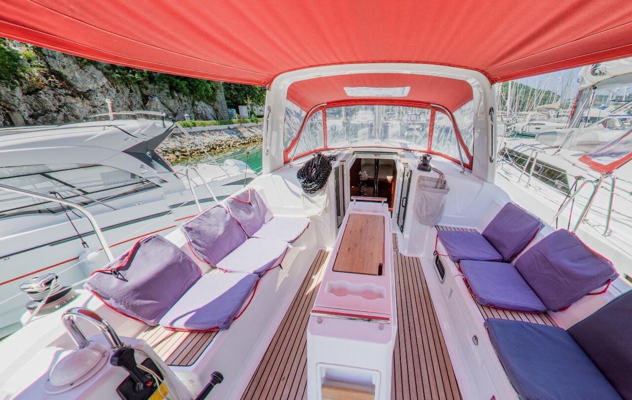 Oceanis 38.1, Luce | Yacht Charter Croatia