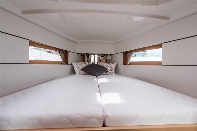 Oceanis 38.1, Majano | Yacht Charter Croatia
