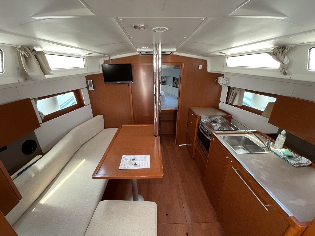 Oceanis 38.1, Elsa | Yacht Charter Croatia