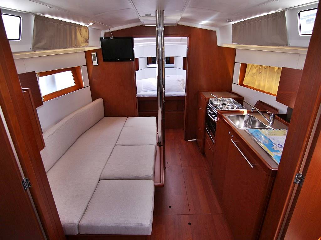 Oceanis 38.1, Elsa | Yacht Charter Croatia