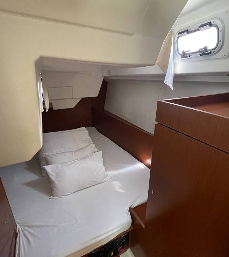 Oceanis 38.1, Elsa | Yacht Charter Croatia