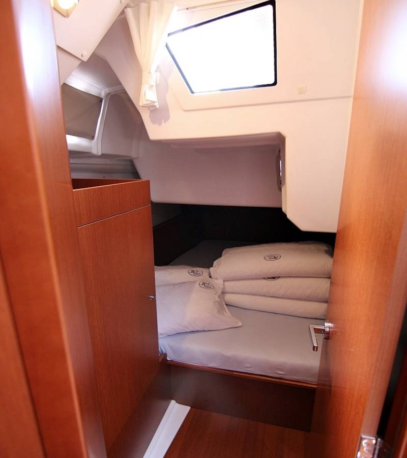 Oceanis 38.1, Elsa | Yacht Charter Croatia