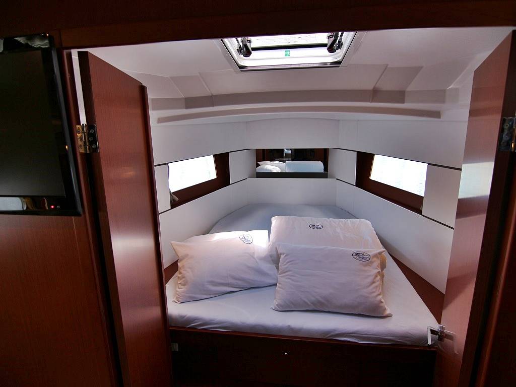 Oceanis 38.1, Elsa | Yacht Charter Croatia