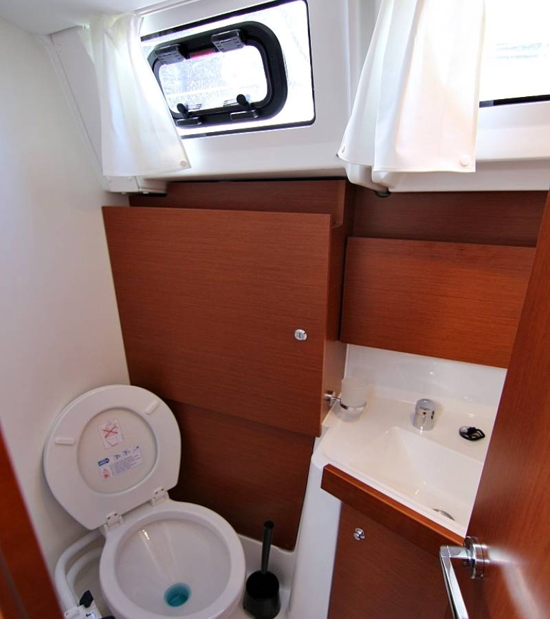 Oceanis 38.1, Elsa | Yacht Charter Croatia