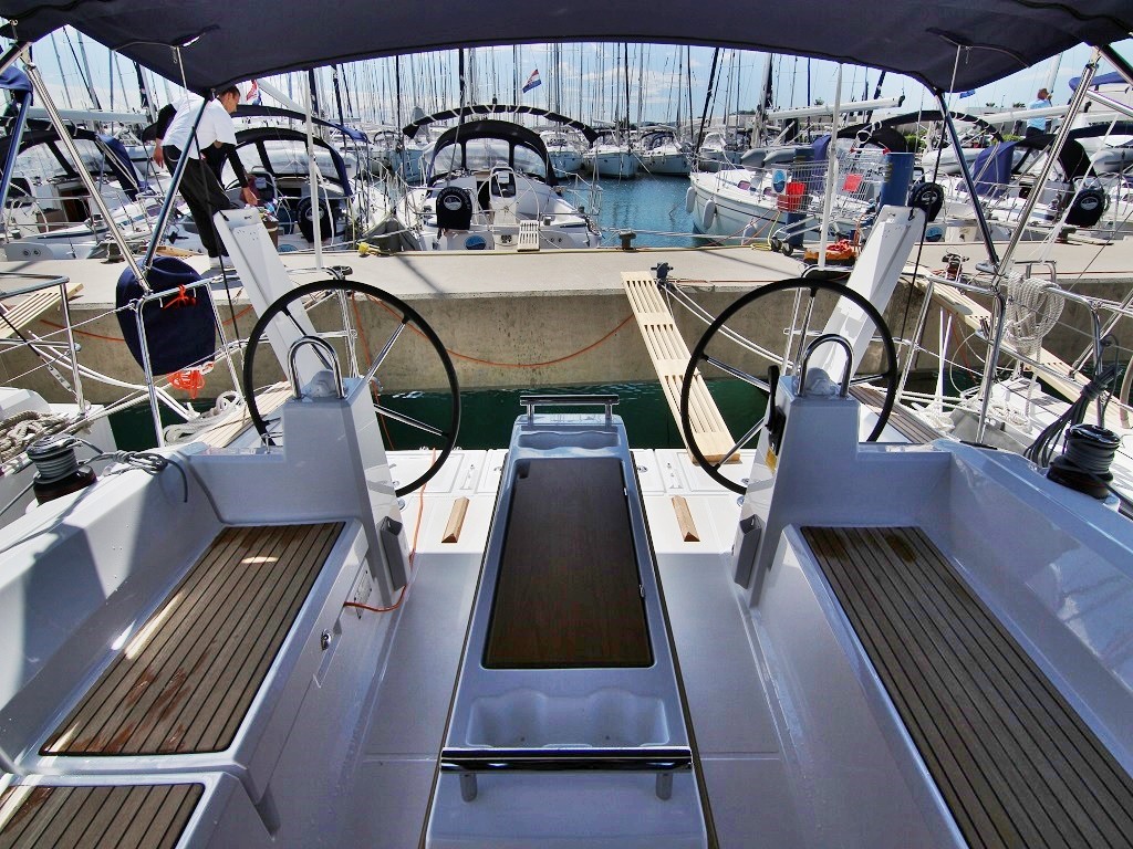 Oceanis 38.1, Ariela | Yacht Charter Croatia