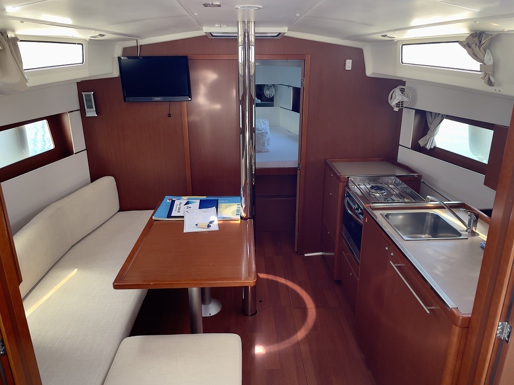 Oceanis 38.1, Ariela | Yacht Charter Croatia