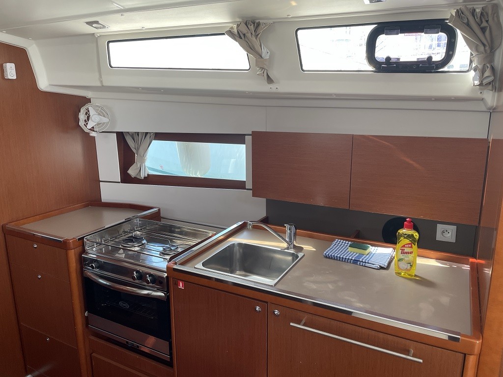 Oceanis 38.1, Ariela | Yacht Charter Croatia