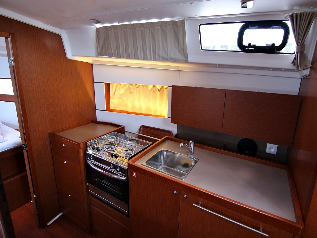 Oceanis 38.1, Ariela | Yacht Charter Croatia