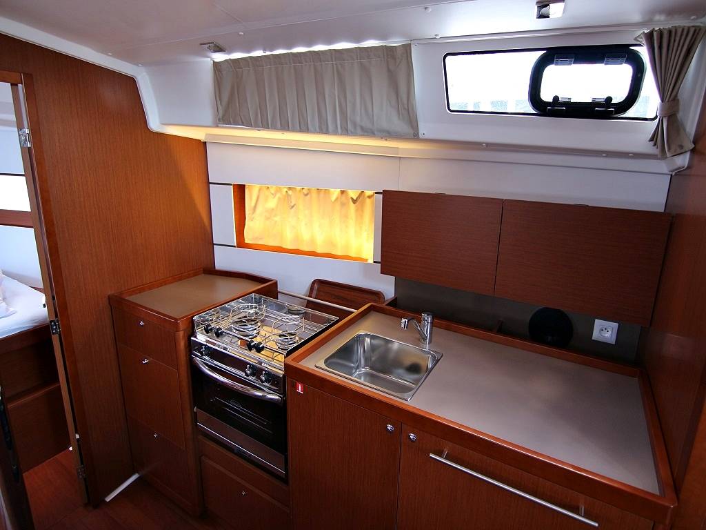 Oceanis 38.1, Ariela | Yacht Charter Croatia