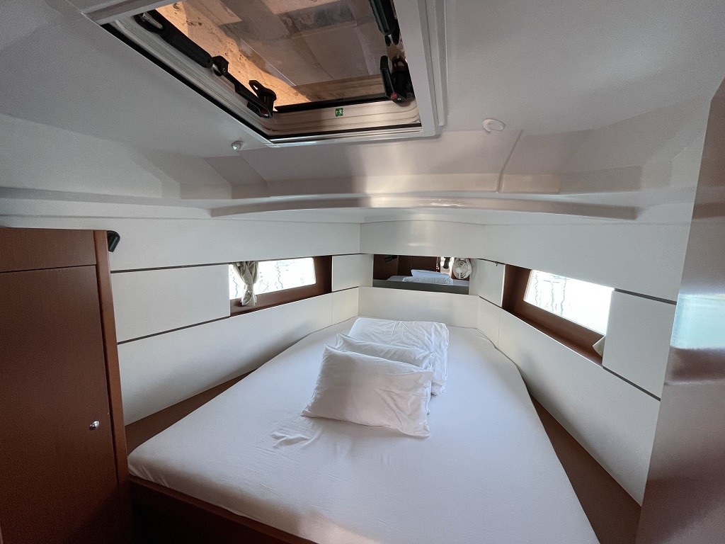 Oceanis 38.1, Ariela | Yacht Charter Croatia