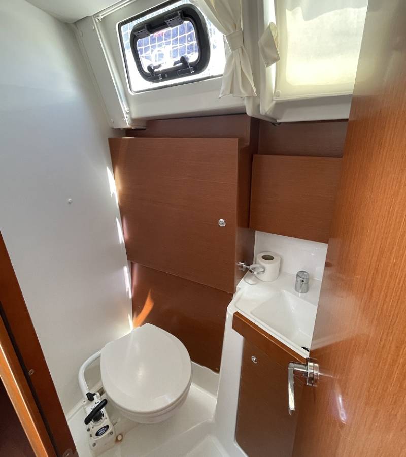 Oceanis 38.1, Ariela | Yacht Charter Croatia