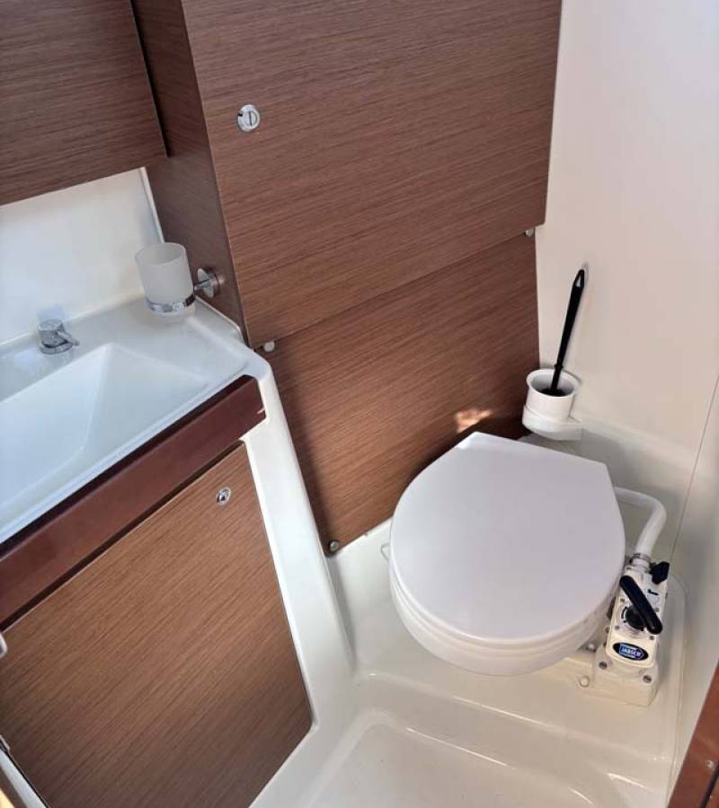 Oceanis 38.1, Eleven | Yacht Charter Croatia