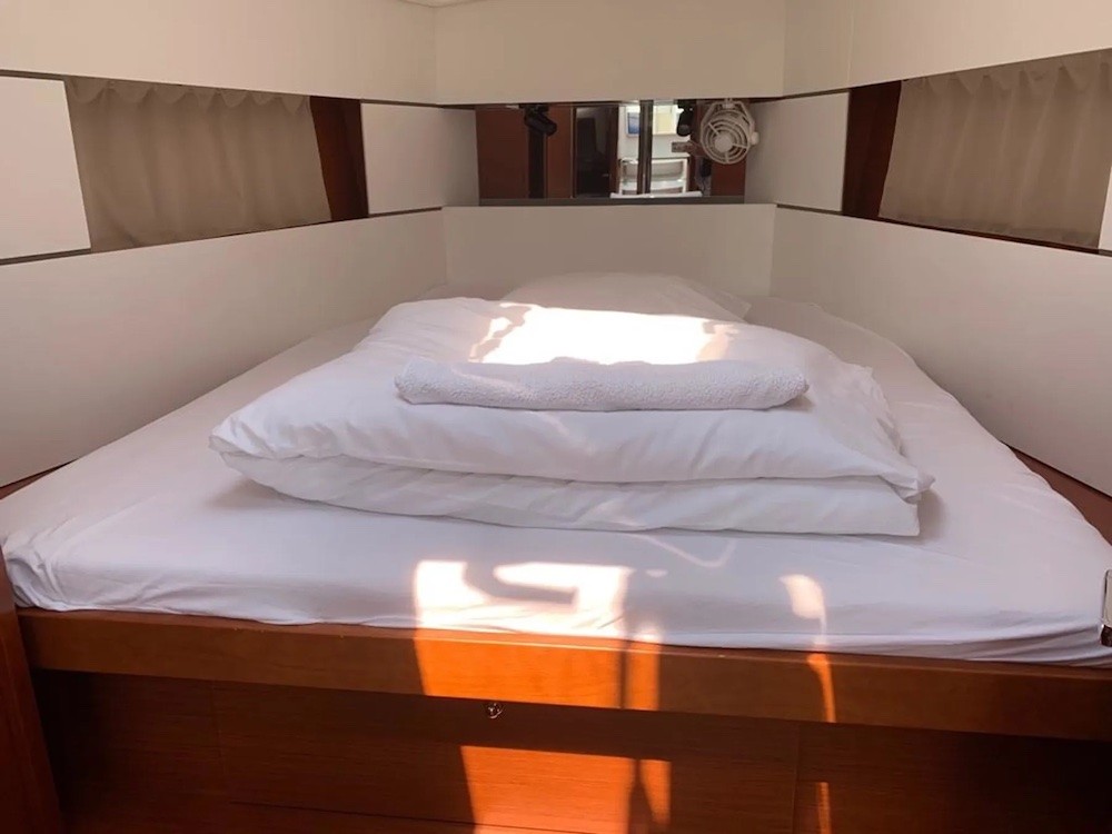 Oceanis 38.1, Bordeaux | Yacht Charter Croatia