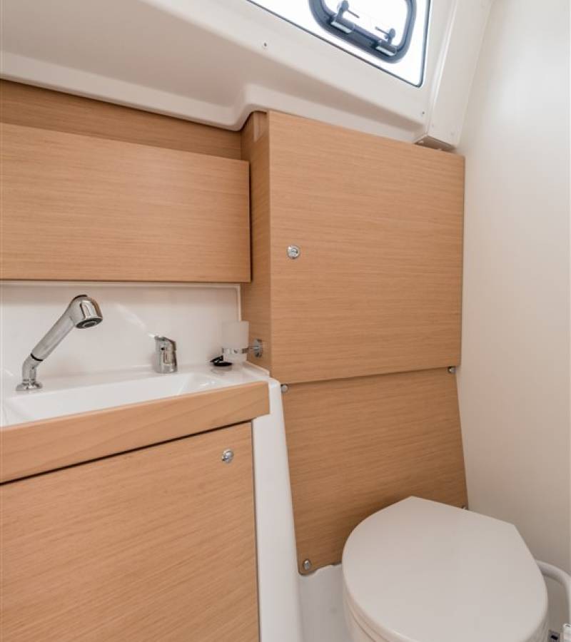Oceanis 38.1, Majano | Yacht Charter Croatia