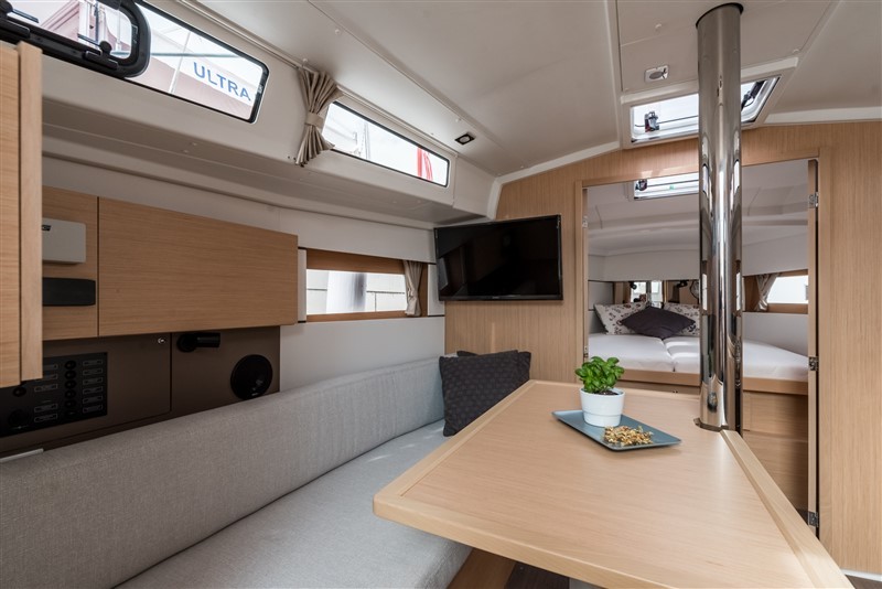 Oceanis 38.1, Cvita | Yacht Charter Croatia