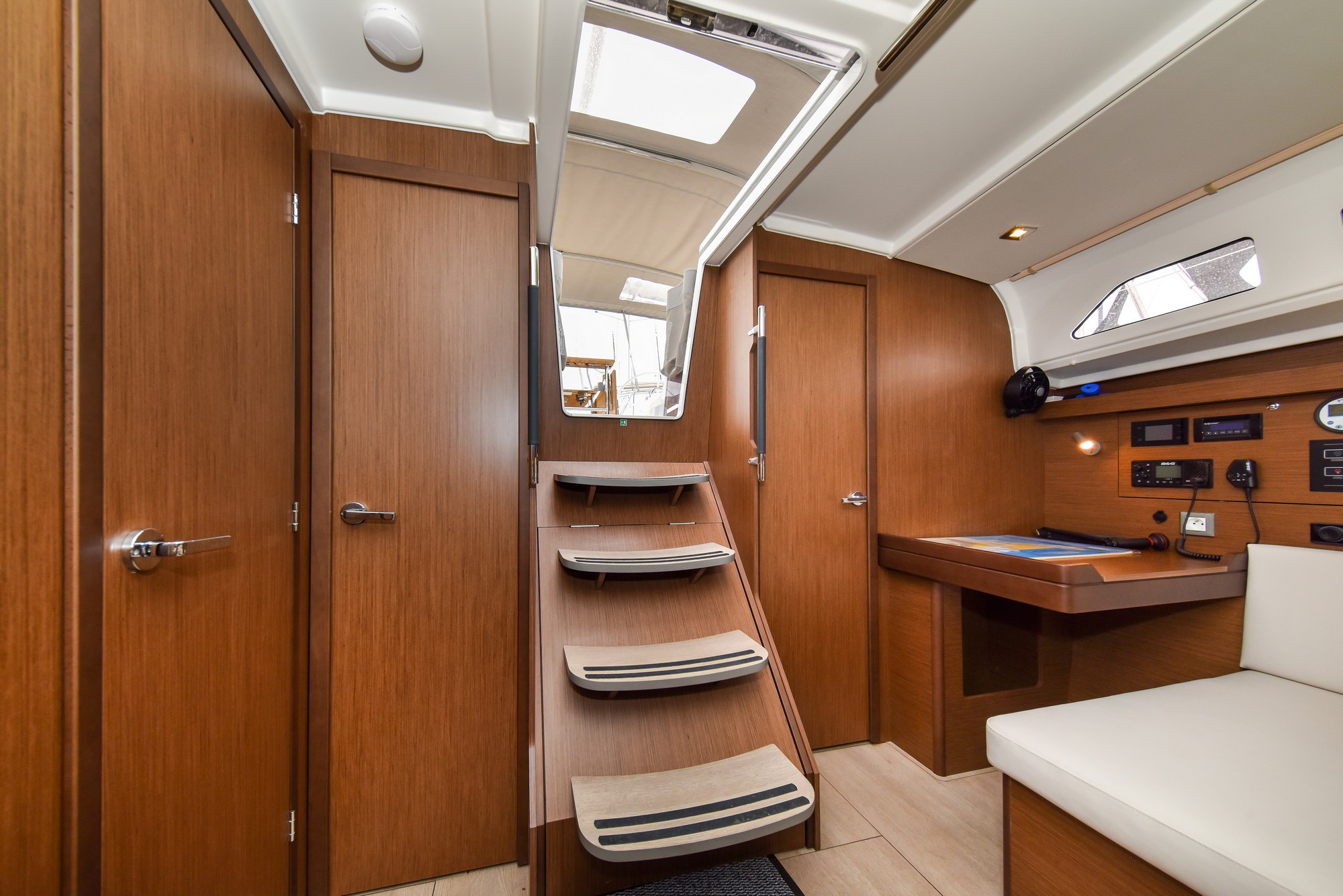 Oceanis 40.1, Eylin | Yacht Charter Croatia