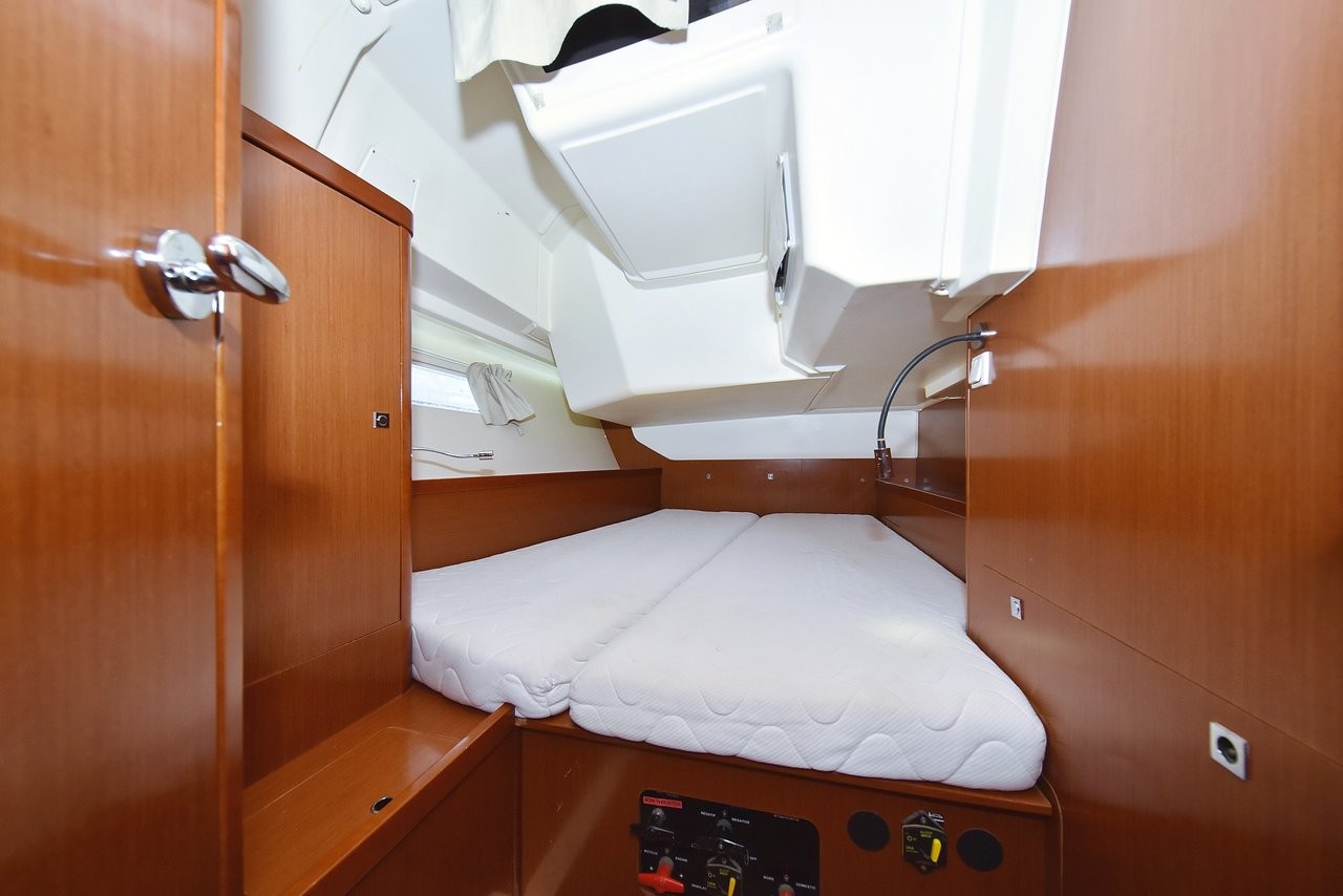 Oceanis 41, Hope | Yacht Charter Croatia