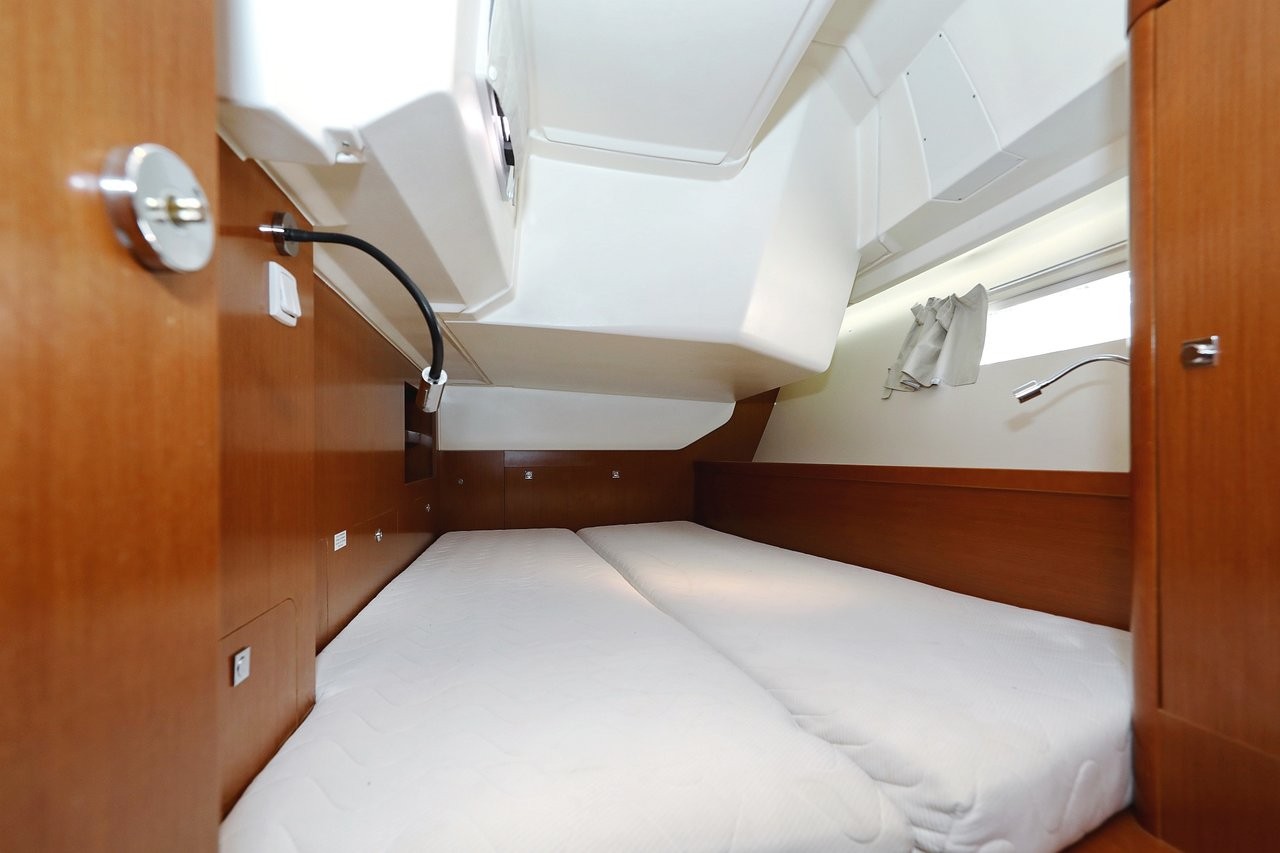 Oceanis 41, Hope | Yacht Charter Croatia