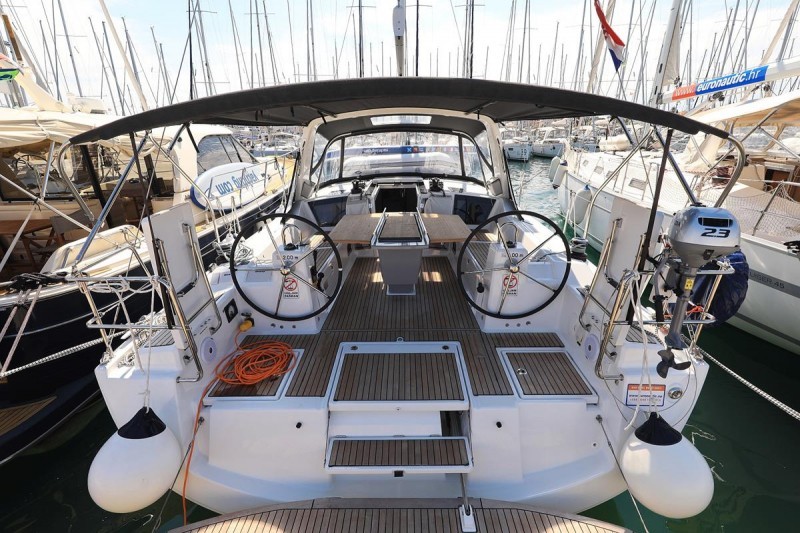 Oceanis 41.1, Dalmatinka | Yacht Charter Croatia