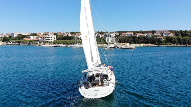 Oceanis 41.1, Pauline | Yacht Charter Croatia