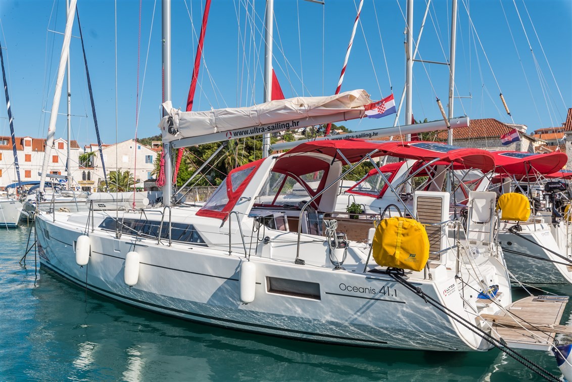 Oceanis 41.1, Sparkling | Yacht Charter Croatia
